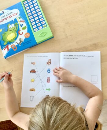 Hur låter bokstaven? aktivitetsbok med klistermärken - Bild 2